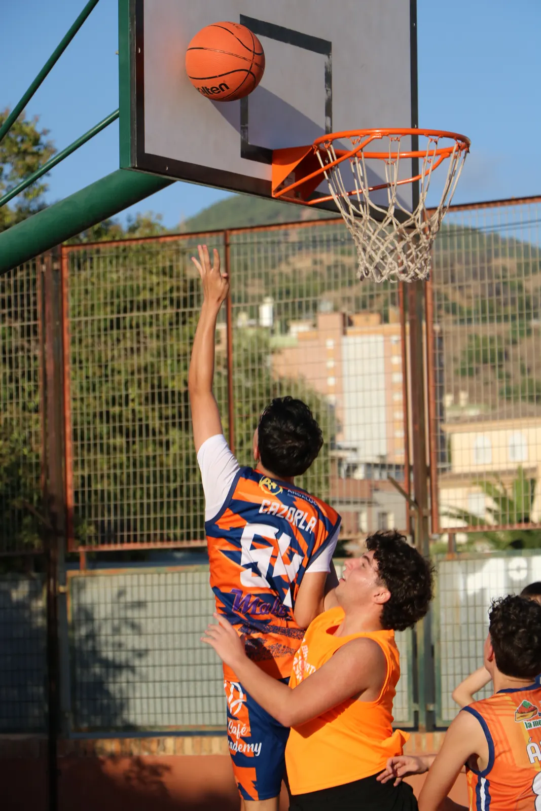 Jugador de Basket Norte haciendo una bandeja